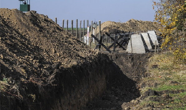 Заборы украинских толстосумов сравнили с провальной "Стеной"