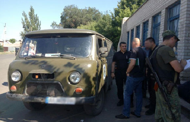 В Донецкой области налетчики обстреляли автомобиль