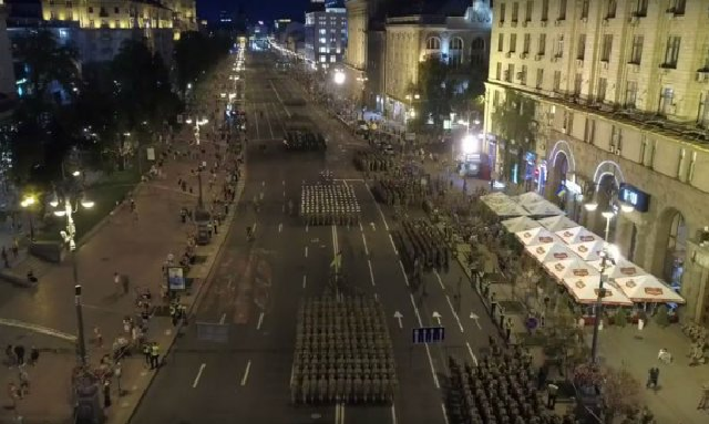 Центр Киева заполнили военные – эффектное видео репетиции парада