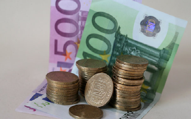 Курс евро упал ниже психологической отметки