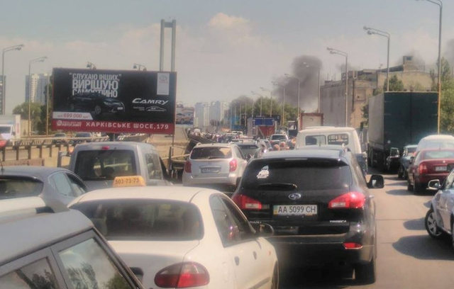 На Південному мосту утворився величезний затор через палаючу машину