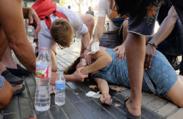 В Барселоне автомобиль наехал на трех полицейских. Началась перестрелка