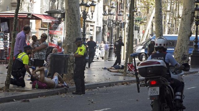 Взрыв, наезд на людей и ликвидированные террористы: Что происходит в Каталонии