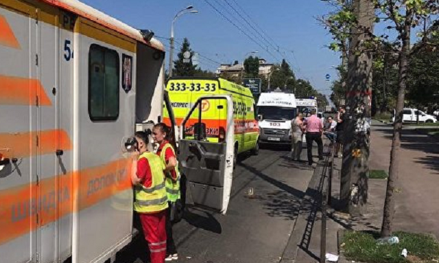 В Киеве Mercedes на переходе сбил мать с дочерью