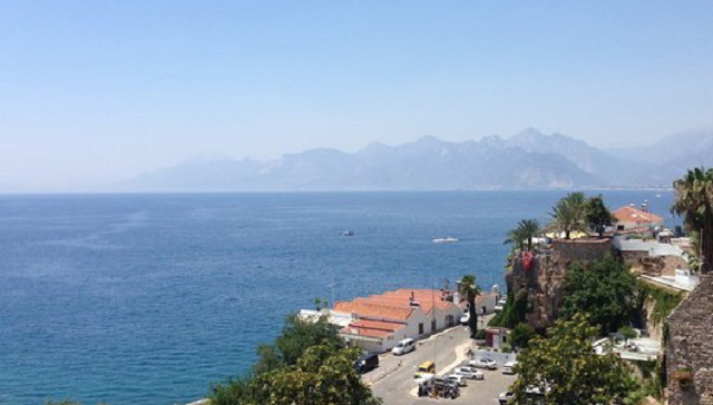 Турист из России напал на полицейского в Турции