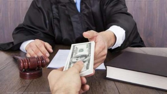 Стали известны имена задержанных на взятке судьи и адвоката