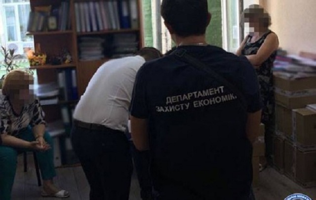 После задержания на взятке главы конкурсной комиссии КГГА в Департаменте образования начался обыск