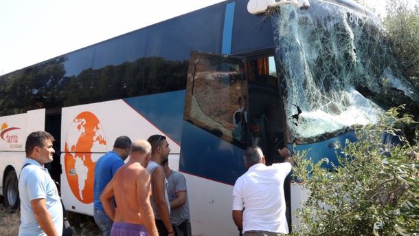 Масштабное ДТП на Крите: туристический автобус упал с моста