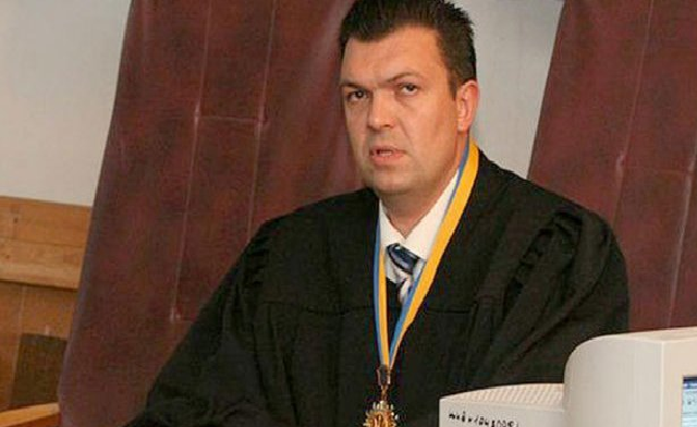 У Харкові суддю-"шанувальника російської" відсторонили через хабар