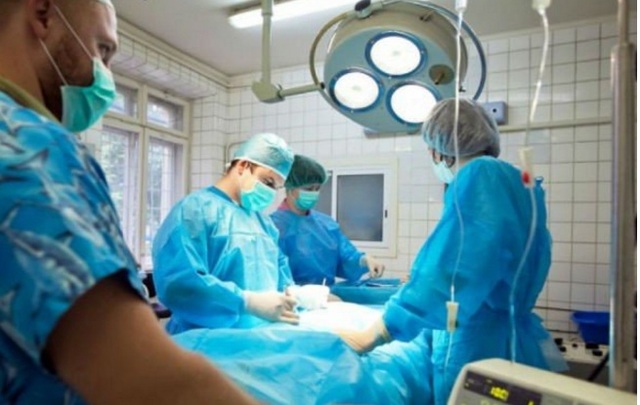 Дівчинку, яка потрапила від двигун човна, прооперували. Стан тяжкий