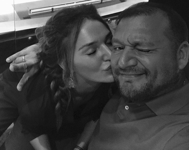 Дочь Добкина публикует жаркие фото топлес и пикантные снимки в белье