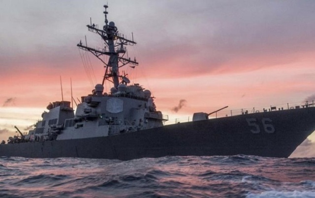 Эсминец ВМС США столкнулся с торговым судном у берегов Сингапура