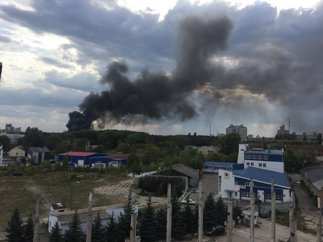 В Киеве разгорелся страшный пожар в районе Шулявки