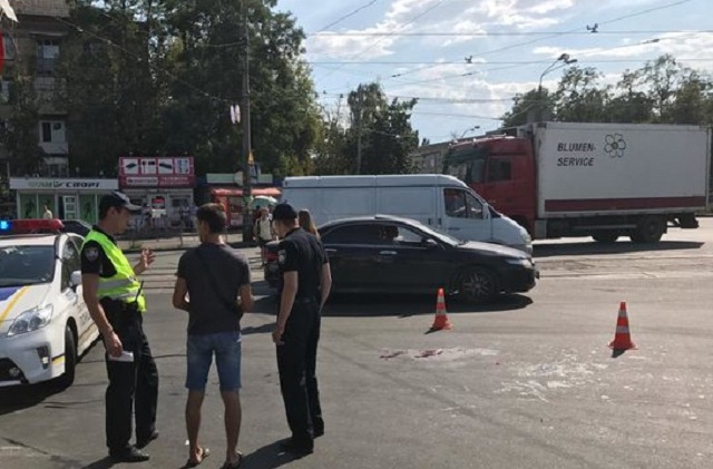 В Киеве тягач переехал женщину, ей могут ампутировать руку и ногу