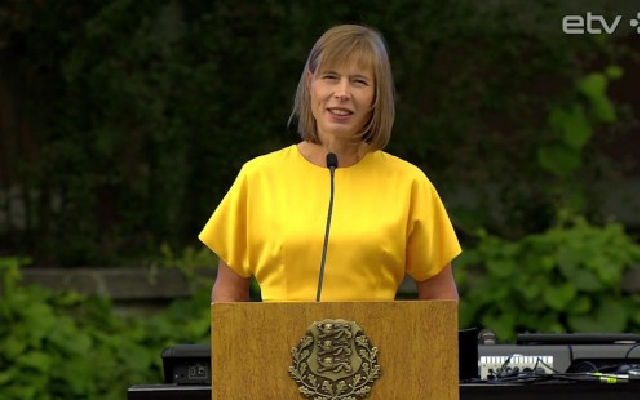 Президент Эстонии с супругом пришли на приём в цветах украинского флага