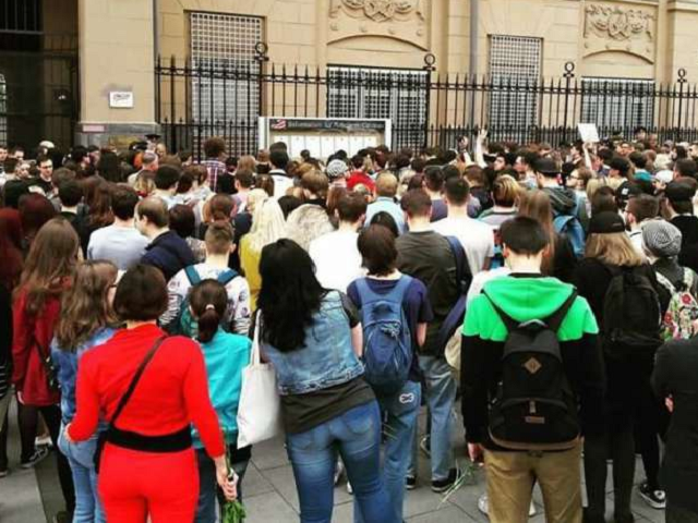 Киселев аплодирует: визовый "апокалипсис" под посольством США в Москве оказался фейком росСМИ