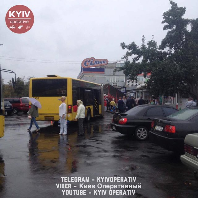 В Киеве автобус влетел в остановку, людей разбросало по асфальту