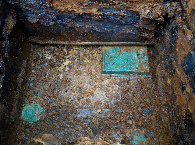 В загадочном сейфе "нацистов" оказались довоенные документы на русском языке