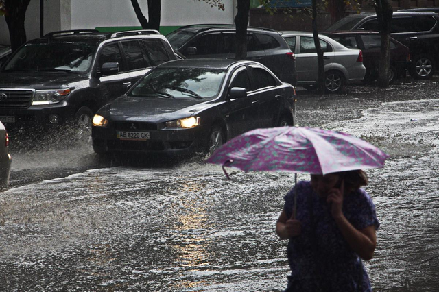 Сломаны деревья, улицы затопило: непогода накрыла Днепр