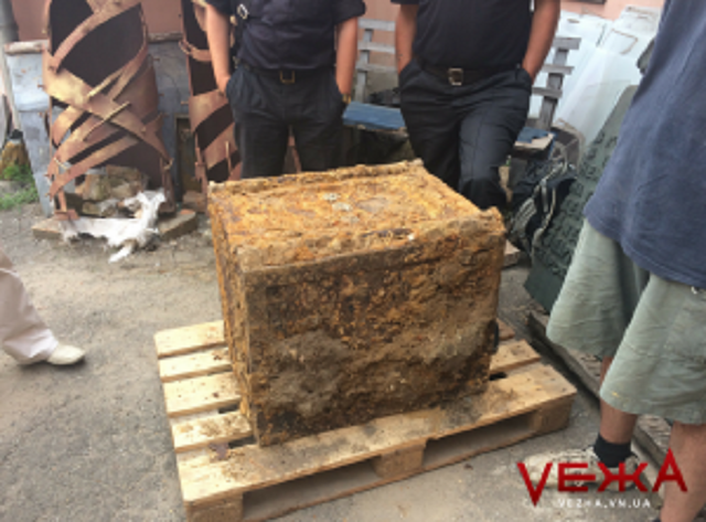 Появилось запретное видео «профессионального» вскрытия древнего сейфа, выкопанного в Виннице