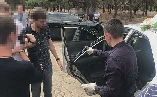 В Днепре задержали старшего следователя полиции на взятке в 10 тыс долл