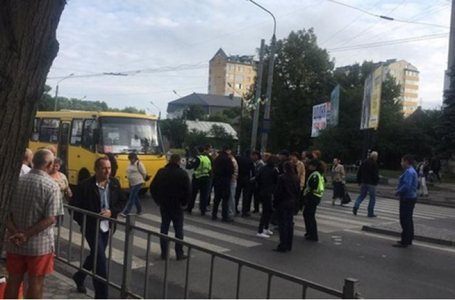 С праздником! Работники спиртзавода перекрыли дорогу