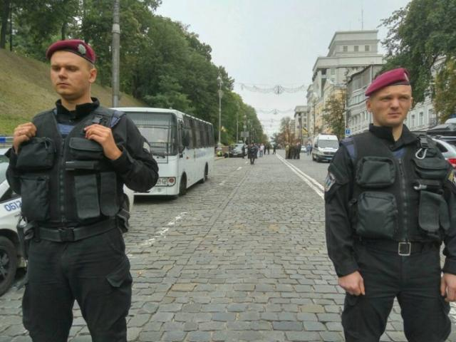 Вибух на Грушевського: постраждали двоє. Теракт чи хуліганство - поки невідомо