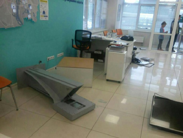 На Соломенке недовольные киевляне разгромили центры обслуживания “Киевэнерго”