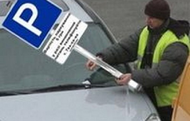 У Києві звільнили більше 50 паркувальників, які вимагали у водіїв оплату готівкою