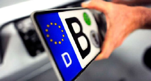 В Сети показали нерастаможенный Mercedes с очень красноречивым номером