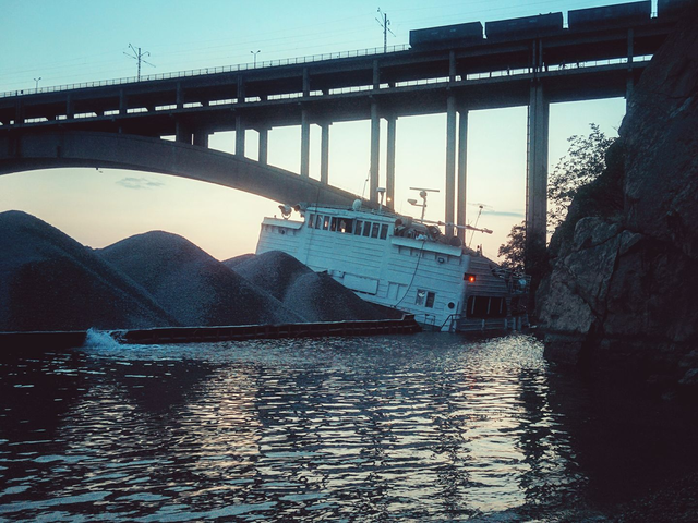 З’явилося відео, як у Запоріжжі йде на дно судно зі щебенем