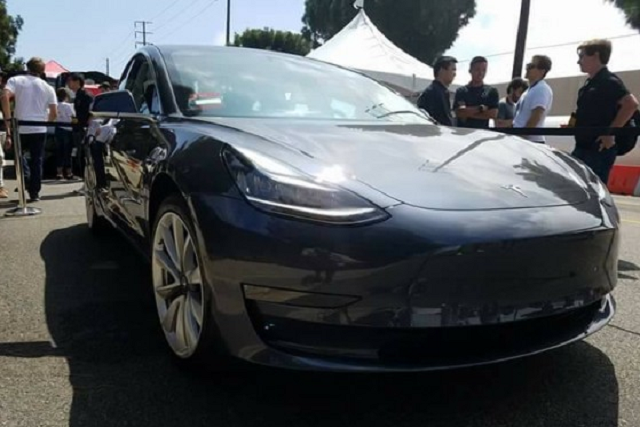 Украинцы заказали больше сотни новейших Tesla Model 3