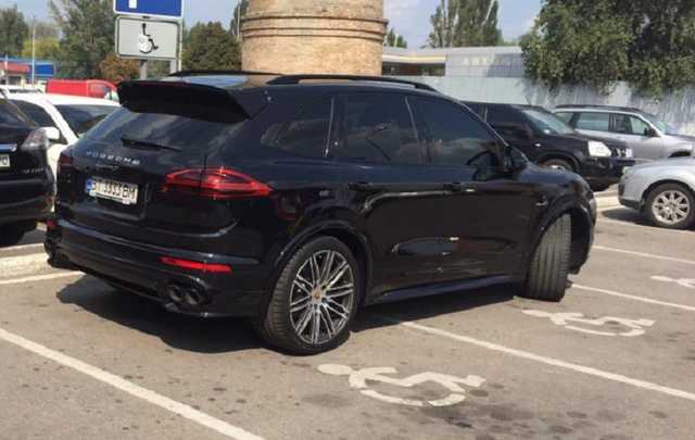 Герой парковки: на Оболони водитель джипа занял сразу два места для инвалидов