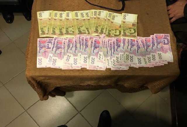 Житель Ривненщины задержан при попытке дать следователю взятку в 500 долл