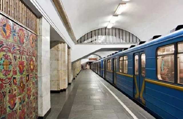 В столичном метро девушку спасли из-под колес поезда