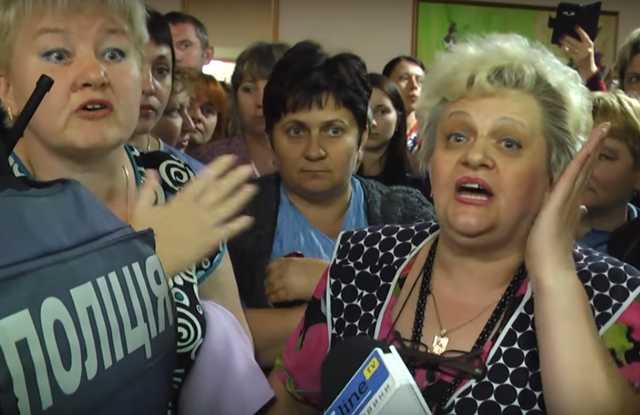 В Чернигове 500 швей отбили рейдерскую атаку на свою фабрику