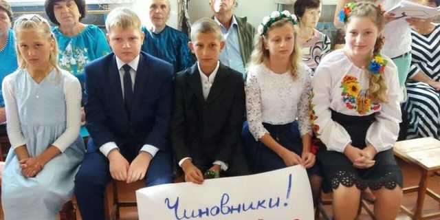 Пока чиновники пиарятся на 1 сентября, дети Житомирщины умоляют не закрывать их школу