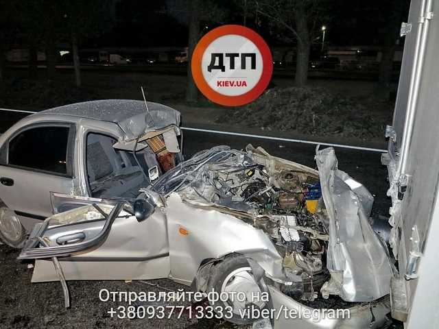 В Киеве на Окружной легковушка влетела в грузовик, есть жертвы