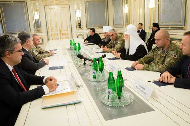 Порошенко отреагировал на захват храма УПЦ КП в Крыму