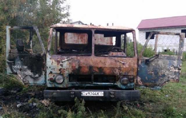 У Києві виявили вантажівку зі згорілим тілом в кабіні