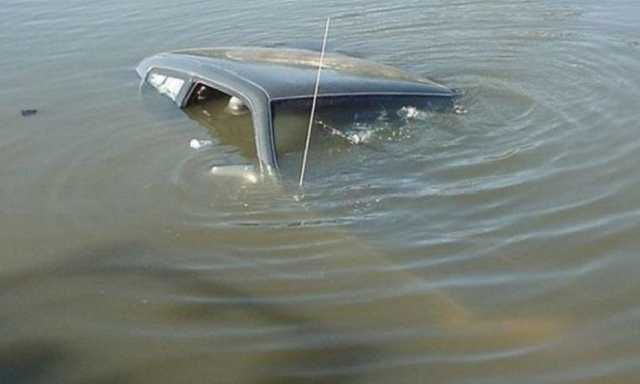 Под Львовом в реку слетел автомобиль с водителем и пассажиркой