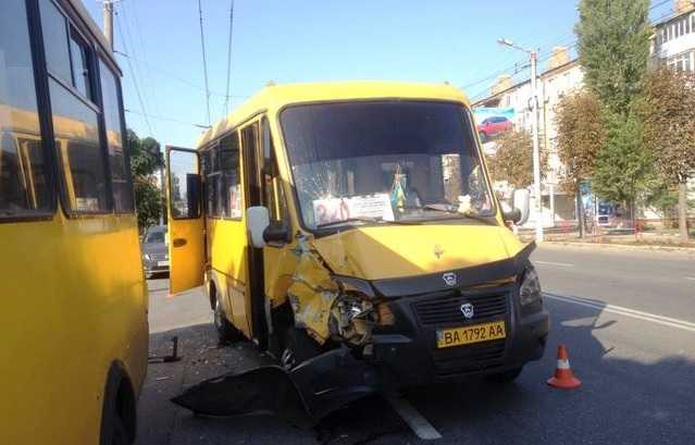 Две маршрутки столкнулись в Кропивницком: пострадали пассажиры