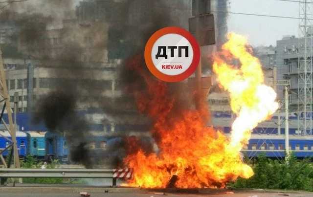 В Киеве прогремел взрыв: столб огня попал на камеру