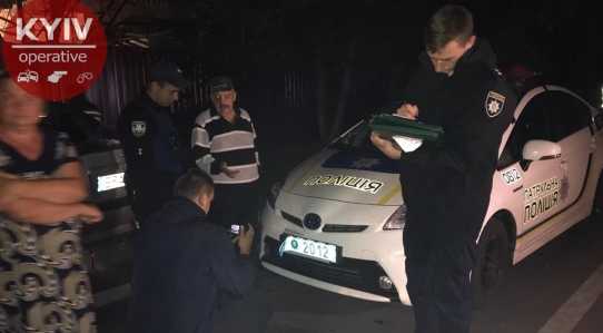 В Киеве пьяная компания избила полицейских и разгромила их авто