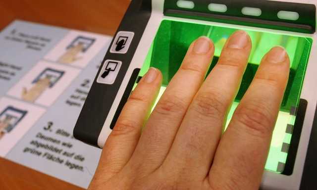 «Пальчики» на паспорт: кто получит доступ к отпечаткам пальцев тысяч украинцев