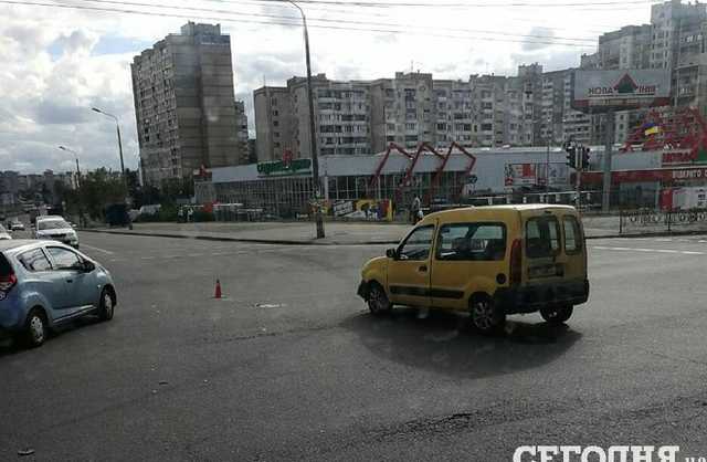 В Киеве столкнулись несколько машин, есть пострадавшие