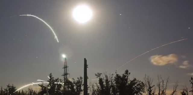 Десятки взрывов за ночь: Впечатляющее видео ночного боя из Авдеевской промзоны