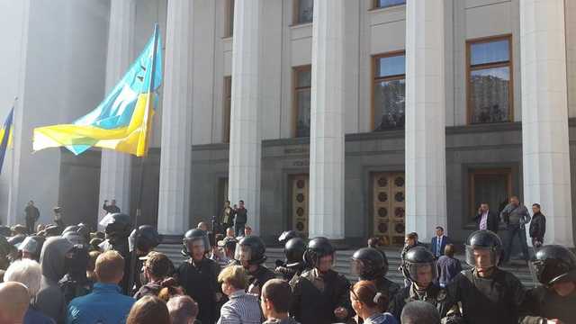 Страшный шум. Активисты на еврономерах под Радой пытаются "достучаться" до депутатов с помощью железных бочек