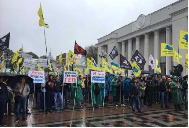 Владельцев авто на еврономерах надо наказывать, как и коррупционеров, – автоюрист