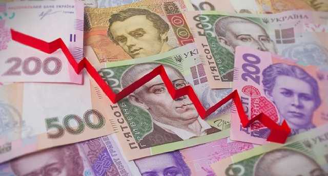 Курс гривны к доллару продолжает падать: эксперт назвал причины